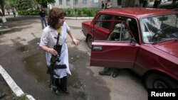 Un militante prorruso herido es ayudado por una enfermera en un hospital de Slovyansk, donde se han registrado fuertes combates.