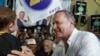 Álvaro Delgado, candidato presidencial del gobernante Partido Nacional, sonríe en un mitin a seis días de las elecciones presidenciales, en Maldonado, Uruguay, el lunes 21 de octubre de 2024. (Foto AP/Matilde Campodonico)