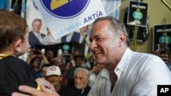 Álvaro Delgado, candidato presidencial del gobernante Partido Nacional, sonríe en un mitin a seis días de las elecciones presidenciales, en Maldonado, Uruguay, el lunes 21 de octubre de 2024. (Foto AP/Matilde Campodonico)