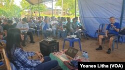 Teddy Boen saat memberikan materi dalam kegiatan pelatihan para tukang bangunan di desa Rogo, Kabupaten Sigi, Sulawesi Tengah, 2 Desember 2019. (Foto: VOA/Yoanes Litha)