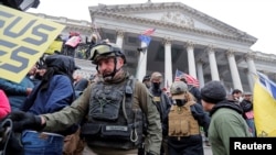 Anggota Oath Keepers di antara para pendukung Presiden Donald Trump di Gedung Capitol di Washington, 6 Januari 2021.