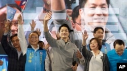 在台湾11月26日举行的“九合一”选举中，蒋家第四代曾孙蒋万安（中）以高票当选台北市长。
