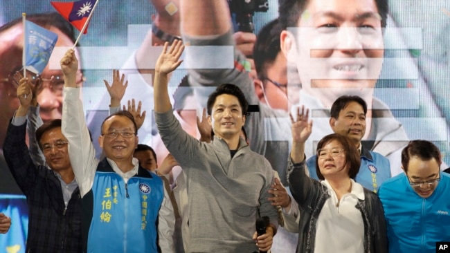 在2022年11月26日的九合一选举中，国民党候选人蒋万安（中）赢得台北市长选举的胜利。