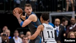 Luka Doncic, à gauche, Dallas, le 16 janvier 2019.