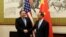 ၂၀၁၈ ခုနှစ် တရုတ်နိုင်ငံ Beijing မြို့မှာ တွေ့ဆုံခဲ့တဲ့ အမေရိကန်နိုင်ငံခြားရေးဝန်ကြီး Mike Pompeo နဲ့ တရုတ်နိုင်ငံ ထိပ်တန်းသံတမန်၊ ပေါ်လစ်ဗြူရိုအဖွဲ့ဝင် Yang Jiechi။ (အောက်တိုဘာ ၀၈၊ ၂၀၁၈)