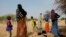 Des Tchadiens qui ont fui le village de N'Gouboua au bord du lac Tchad se tiennent dans leur camp de fortune à 20 km de N'Gouboua, au Tchad, le 5 mars 2015.