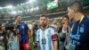 El delantero argentino Lionel Messi se marcha de la cancha tras una riña entre hinchas, previa al partido de la eliminatoria mundialista ante Brasil en el Maracaná, el martes 21 de noviembre de 2023.