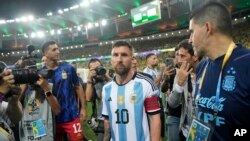 El delantero argentino Lionel Messi se marcha de la cancha tras una riña entre hinchas, previa al partido de la eliminatoria mundialista ante Brasil en el Maracaná, el martes 21 de noviembre de 2023.