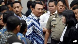 Gubernur DKI Jakarta Basuki Tjahaja Purnama alias Ahok berbicara dengan tim pengacaranya setelah dijatuhkannya vonis 2 tahun penjara oleh Pengadilan Jakarta Utara, Selasa (9/5).