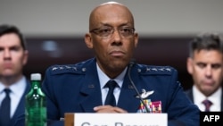 美国空军上将查尔斯·布朗7月11日在美国国会参议院军事委员会就其参谋长联席会议主席提名进行作证。(Photo by SAUL LOEB / AFP)