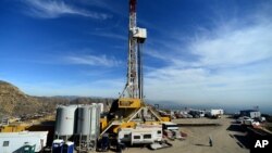 Para kru berusaha menghentikan kebocoran gas di sebuah sumur gas di fasilitas Aliso Canyon, di atas kawasan Porter Ranch di Los Angeles, 9 Desember 2015. Fasilitas penyimpanan gas ini menyemburkan gas metana tak terkendali selama empat bulan hingga memaksa ribuan keluarga mengungsi dari rumah-rumah mereka. 