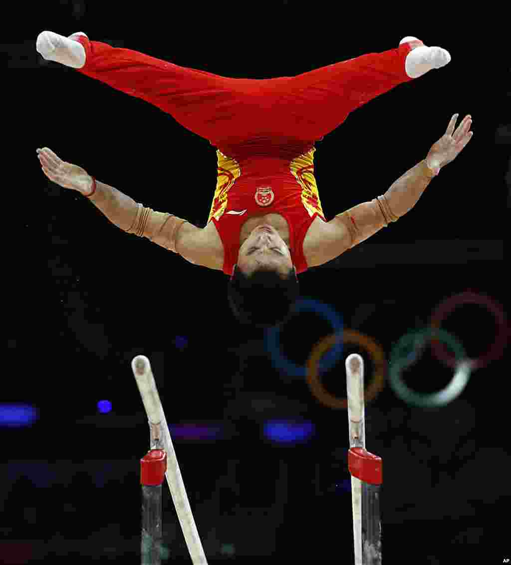 El gimnasta chino Feng Zhe en las barras paralelas, durante la gimnasia artística que China ganó.