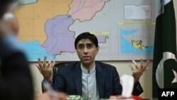 Penasihat keamanan nasional Pakistan Moeed Yusuf berbicara kepada anggota media tentang situasi yang sedang berlangsung di Afghanistan, di Islamabad pada 13 Agustus 2021. (Foto: AFP/Aamir Qureshi)