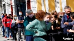 Una fila de personas espera para votar en las elecciones primarias legislativas en Buenos Aires, Argentina, el 12 de septiembre de 2021.