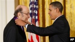 Predsednik Obama uručuje nacionalni orden umetnosti Miltonu Glejzeru.