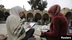 De jeunes musulmans devant un mosquée