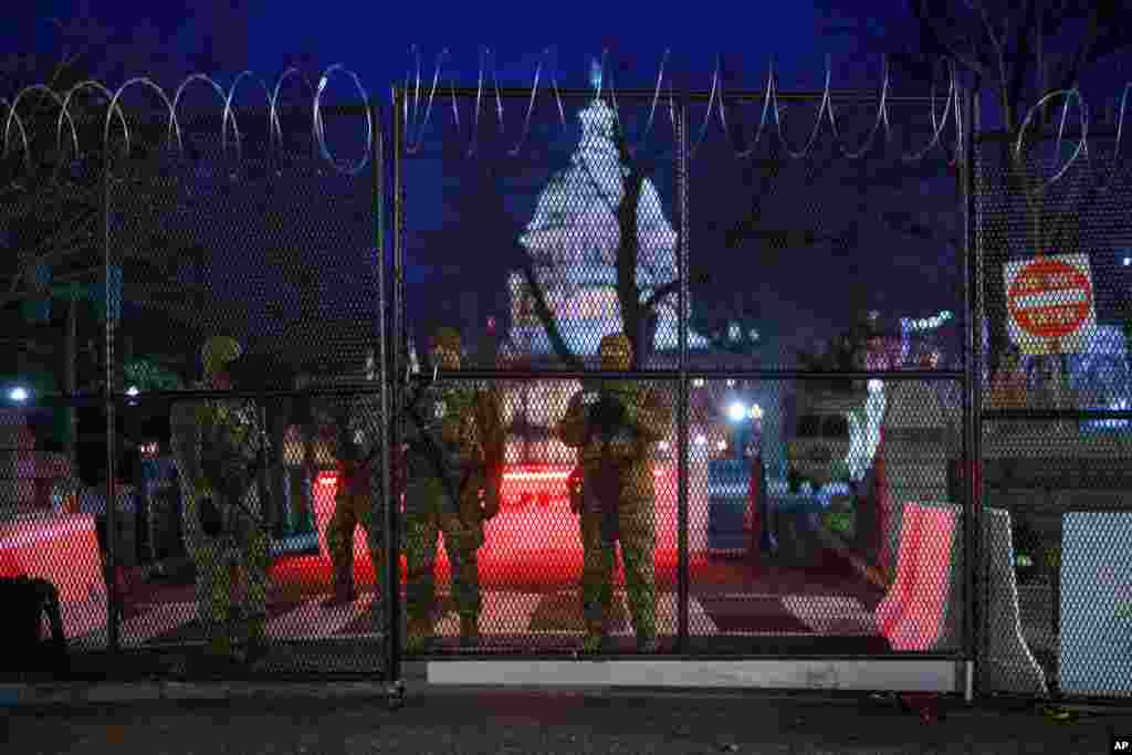 سربازان گارد ملی در مقابل کنگره آمریکا. بیش از ۲۰ هزار سرباز وظیفه برقراری امنیت مراسم چهارشنبه را بر عهده دارند. 