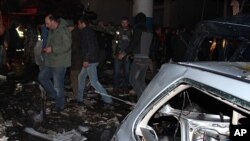 Lực lượng an ninh tại hiện trường vụ nổ bom gần một trạm xăng ở đông bắc Libăng, ngày 1/2/2014.