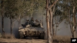 Soldados israelíes sobre un tanque cerca de la frontera entre Israel y la Franja de Gaza, el 29 de junio de 2024.