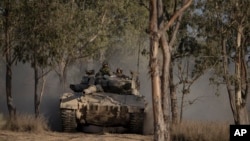 以色列一辆坦克在以色列和加沙边境地区行进。(2024年6月29日)