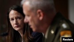 美国情报总监海恩斯和美国国防情报局长贝里尔中将2022年5月10日出席参议院军事委员会听证会。