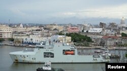 Tàu tuần tra hải quân Canada HMCS Margaret Brooke đi vào vịnh Havana. 