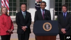 Jim Yong Kim (centro esquerda) com o presidente Obama esta sexta-feira, na Casa Branca. Estão ladeados pela secretária de estado, Hillary Clinton, e pelo secretário do Tesouro, Timothy Geithner