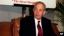 约翰·纳什1997年10月28日在出席欧洲经济学院一个会议上（档案照片） 