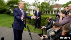 El presidente Donald Trump hizo el comentario a los periodistas de la Casa Blanca, el martes 5 de mayo de 2020.