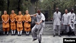 Seorang murid dari Africa (tengah) sedang berlatih pencak silat di Shaolin Temple, Dengfeng, provinsi Henan, China (Foto: dok). Yayasan Shaolin Temple Australia, telah menyelesaikan pembelian lahan di Comberton Grange untuk pembangunan Desa Shaolin.