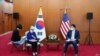 La subsecretaria de Estado, Wendy Sherman, segunda a la izquierda, habla con periodistas mientras el primer vicepresidente de Relaciones Exteriores de Corea del Sur, Choi Jong Kun, escucha después de reunirse, en Corea del Sur, el 23 de julio de 2021.