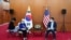 La subsecretaria de Estado, Wendy Sherman, segunda a la izquierda, habla con periodistas mientras el primer vicepresidente de Relaciones Exteriores de Corea del Sur, Choi Jong Kun, escucha después de reunirse, en Corea del Sur, el 23 de julio de 2021.