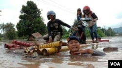 Satu SSK polisi diturunkan Kamis sore (20/6) untuk membantu mengevakuasi warga yang terendam banjir di Morowali Utara, Sulawesi Tengah. (Foto: Ivan Tagora)