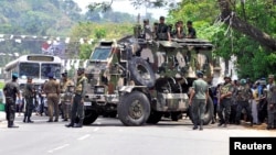 Pasukan Sri Lanka siaga di Digana, distrik Kandy, setelah terjadi bentrokan antar etnis, hari Selasa (6/3). 