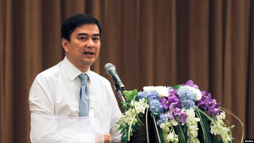 Pemimpin oposisi Thailand dan mantan perdana menteri Abhisit Vejjajiva berbicara dalam sebuah konferensi pers di Bangkok (3/5). 
