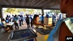 Une femme vote lors des élections générales, à Freetown, le 7 mars 2018.