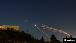 Sistem antimisil "Iron Dome" (Kubah Besi) Israel mencegat roket yang diluncurkan oleh Hizbullah dari Lebanon menuju Israel, seperti yang terlihat dari Israel utara hari Jumat malam, 12 April 2024.