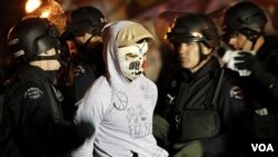 Polisi Los Angeles menahan demonstran 'Occupy' saat melakukan pembersihan di perkemahan mereka (30/11).