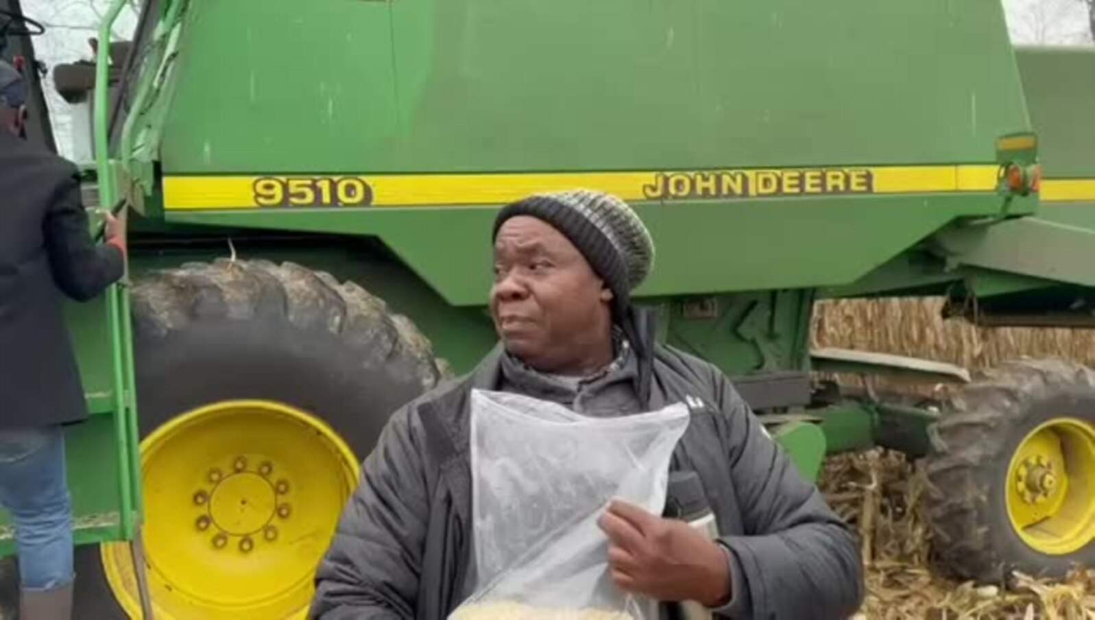 Murimi Ane Mukurumbira anorima ari kuOhio kuAmerica, VaMoses Rumano, vachitsanangura makohwero avanoita chibage neMichina yeChizvinozvino