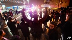 Demonstran pendukung Michael Brown menuntut dakwaan terhadap polisi Darren Wilson dalam protes di St. Louis, Missouri (23/11).