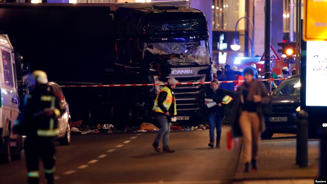 Sebuah truk terlihat dekat pasar keperluan Natal di Berlin, Jerman (19/12). (Reuters/Fabrizio Bensch)