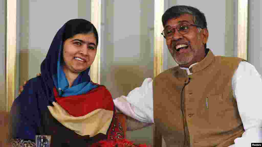 Le lauréats du prix Nobel de la paix Kailash Satyarthi (à gauche) et Malala Yousafzai réagissent lors d&#39;une conférence de nouvelles à Oslo le 9 décembre 2014.