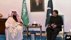 Putra Mahkota Arab Saudi Mohammed bin Salman (kiri) bertemu PM Pakistan Imran Khan di Islamabad, hari Minggu (17/2). 