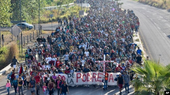 Binlerce kişi ABD'ye geçmek için Meksika'dan yürüyor.