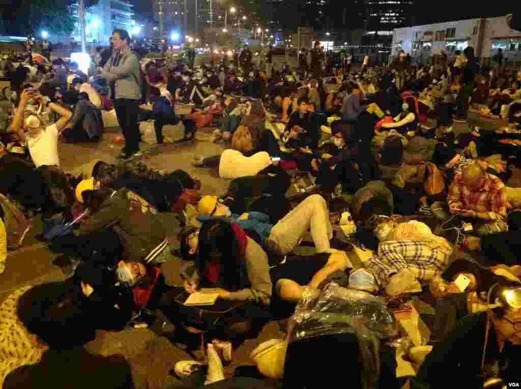 数千香港学生市民聚会与警方对峙 (美国之音海彦拍摄) 