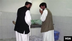 Para petugas memeriksa korban pemboman di Masjid Taloqan, provinsi Takhar, Afghanistan utara hari ini.