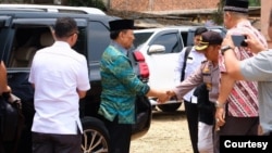 Menkopolhukam Wiranto (batik hijau) sesaat sebelum ditusuk di kecamatan Menes, kabupaten Pandeglang, Jawa Barat (10/10). (Foto courtesy: sumber publik)