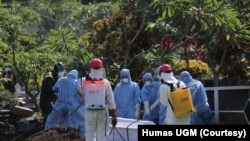 Petugas memakai baju hazmat dalam pemakaman Guru Besar UGM Prof Iwan Dwiprahasto di Makam Sawitsari Yogyakarta, Selasa, 24 Maret 2020. (Foto: Courtesy/Humas UGM)