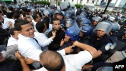 La police anti-émeute tente de bloquer les médecins grévistes à Alger, le 1er juin 2011.