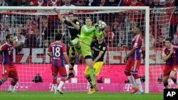  Le gardien du Bayern Munich, Manuel Neuer, sauve une balle lors d'un match de Bundesliga entre le Bayern et le Borussia Dortmund à l'Allianz Arena à Munichle samedi 1er novembre 2014. (AP Photo/Matthias Schrader)